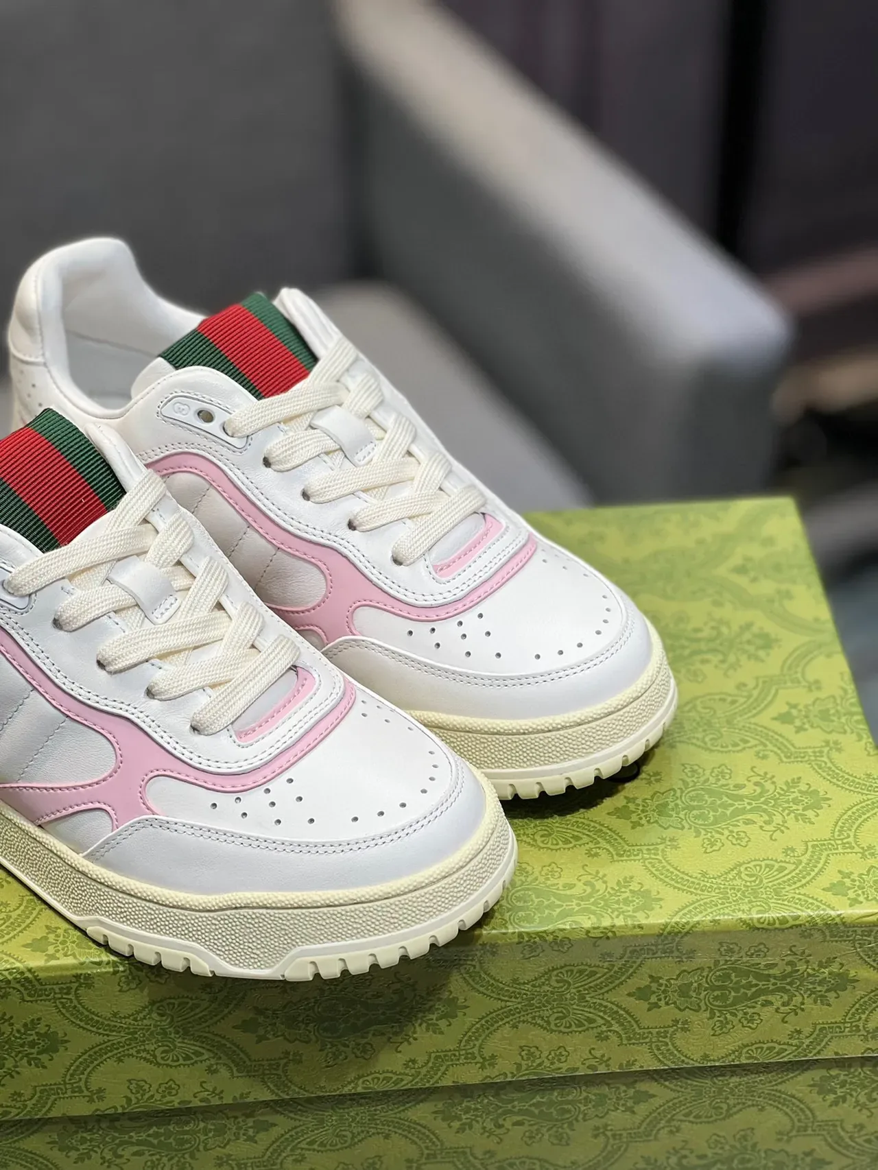 Gucci Sneakers Lifestyle Blancas et Roses Toe Perforé Low-Top 4