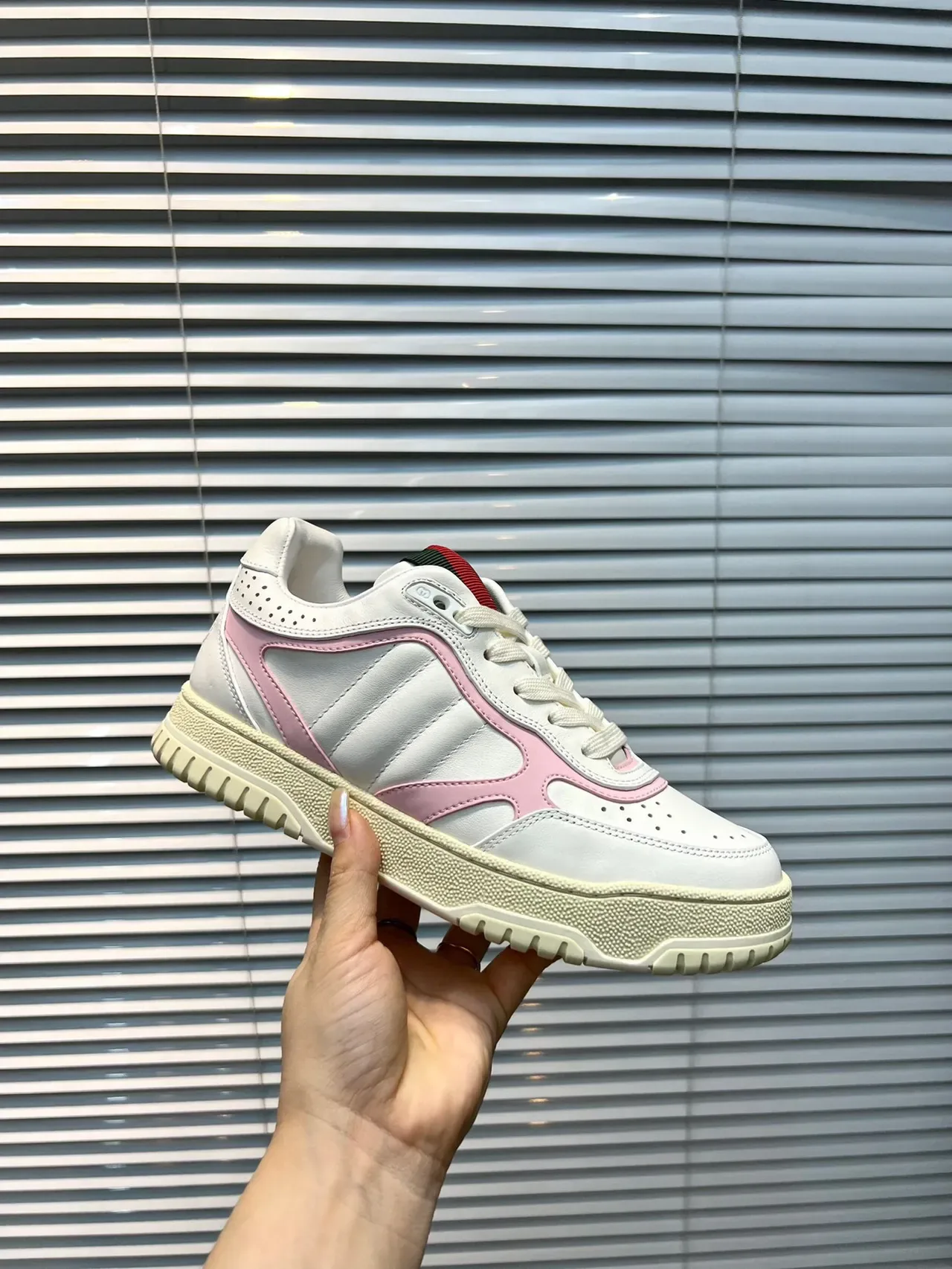 Gucci Sneakers Lifestyle Blancas et Roses Toe Perforé Low-Top 7
