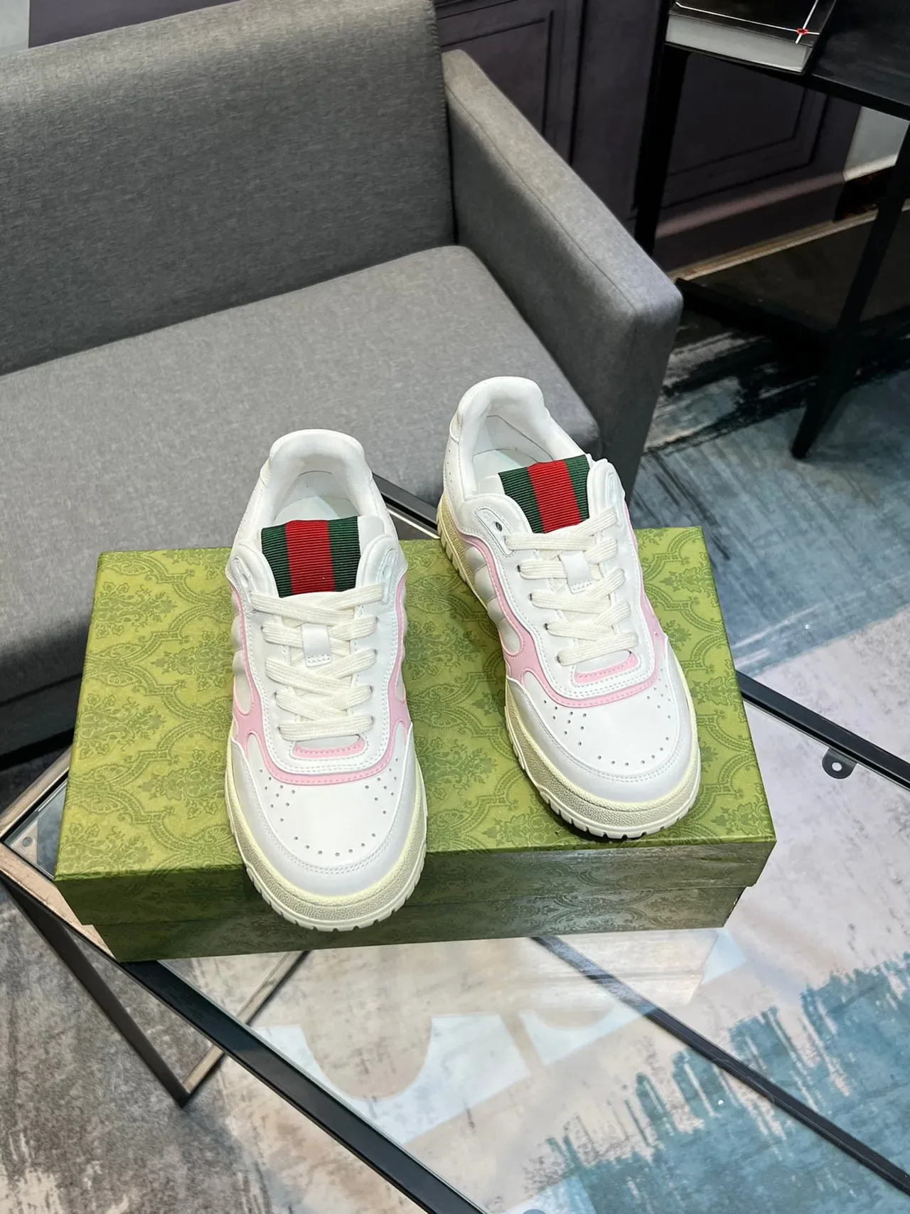 Gucci Sneakers Lifestyle Blancas et Roses Toe Perforé Low-Top 8