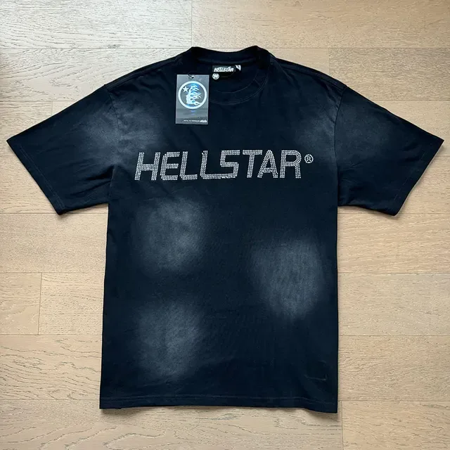 تيشيرت Hellstar أسود وأبيض بقماش مغسول بالحمض ورسومات لهب وأحجار راينستون 3