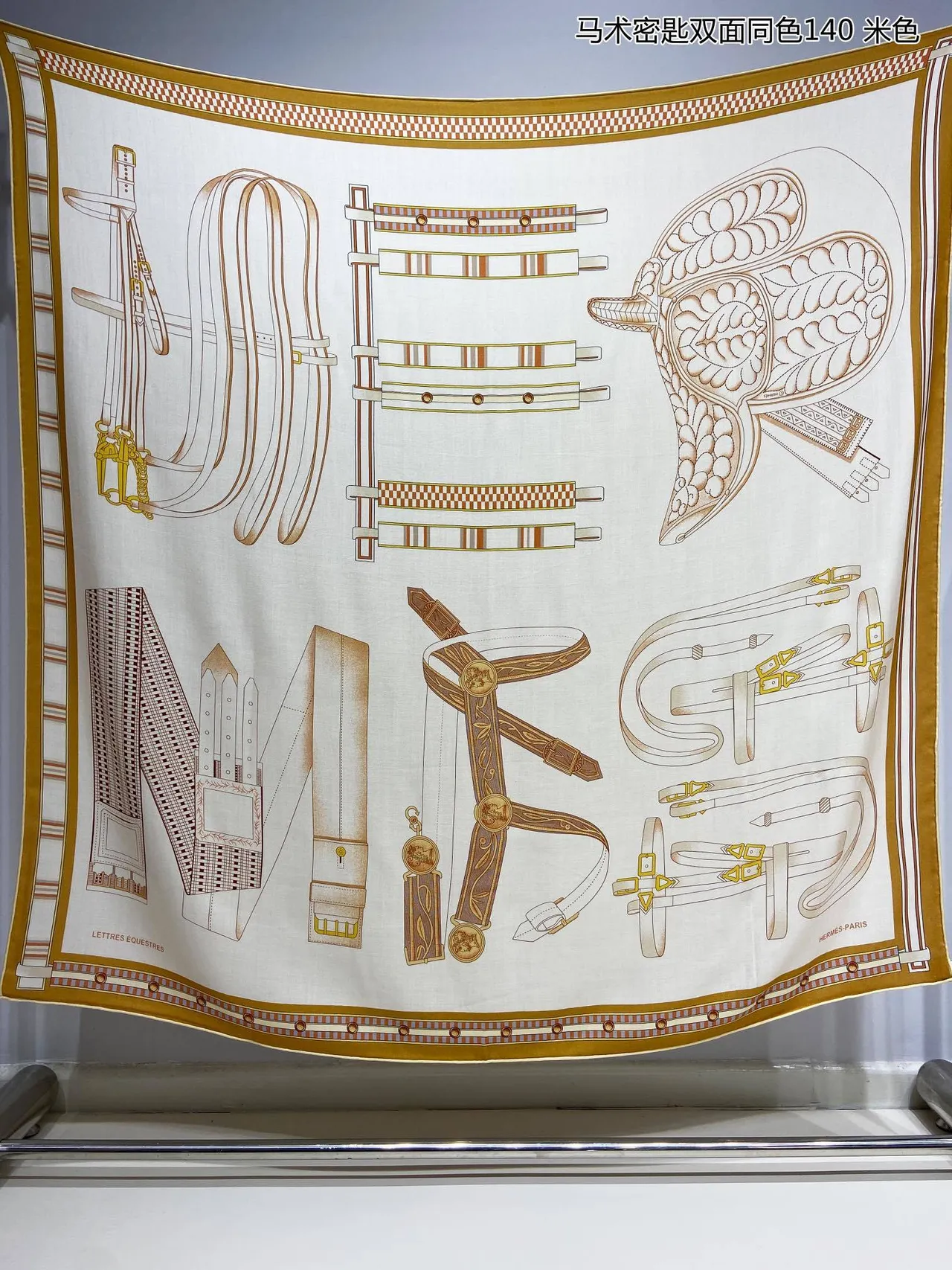 Hermès Écharpe de soie double face avec motif équestre en beige doré 4