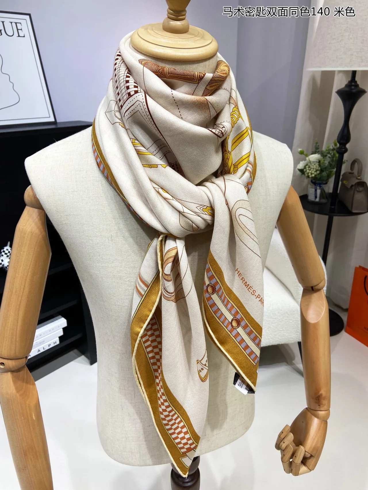 Hermès Écharpe de soie double face avec motif équestre en beige doré 5