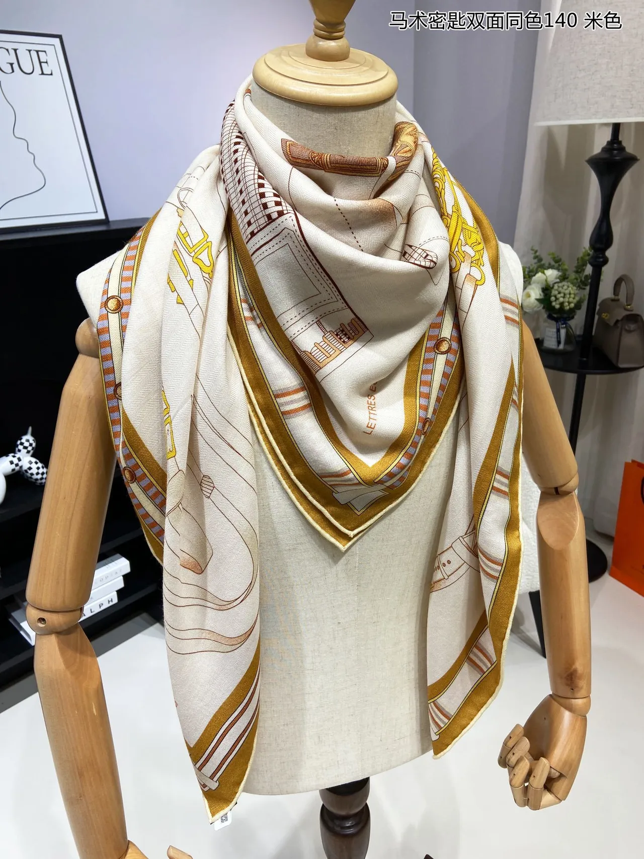 Hermès Écharpe de soie double face avec motif équestre en beige doré 6