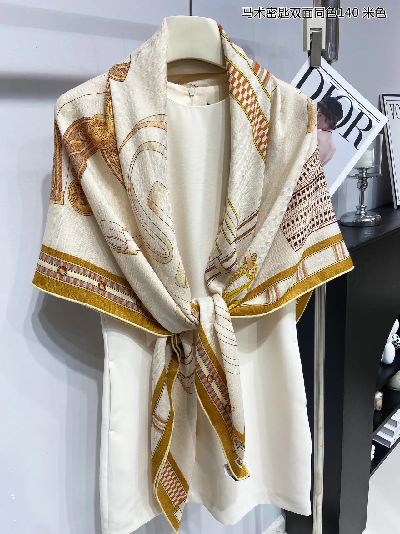 Hermès Écharpe de soie double face avec motif équestre en beige doré 8