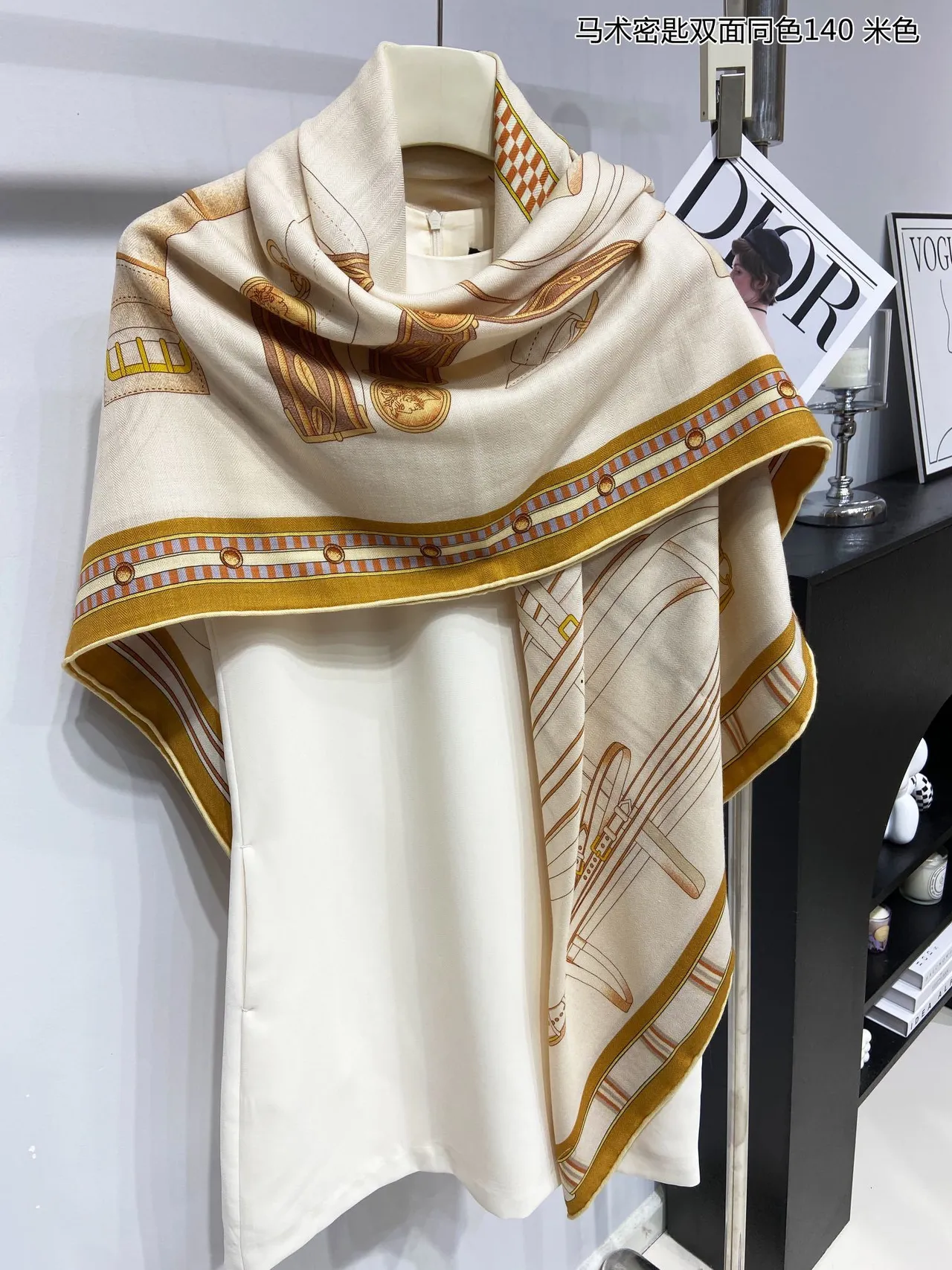 Hermès Écharpe de soie double face avec motif équestre en beige doré 9