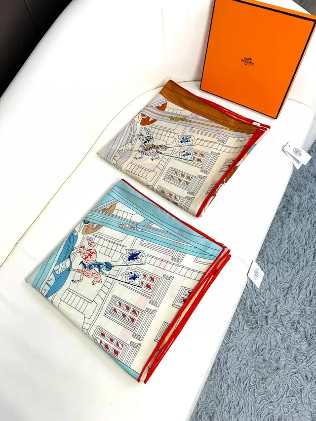 Hermès Beige Rouge Illustré Motif Architectural Jeu de Cartes Détail Foulard de Soie 4