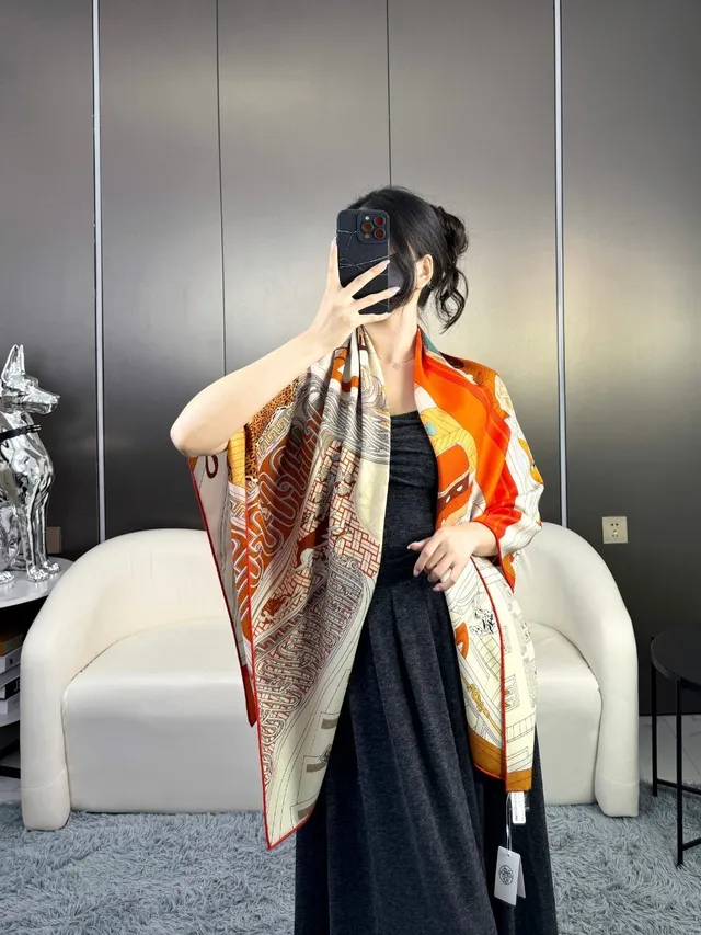 Hermès Beige Rouge Illustré Motif Architectural Jeu de Cartes Détail Foulard de Soie 5