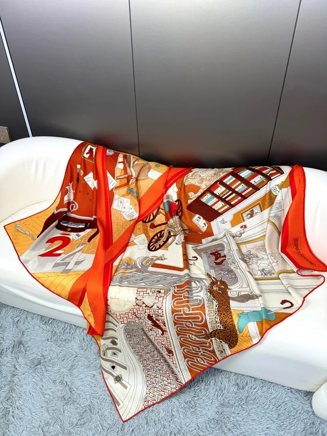 Hermès Beige Rouge Illustré Motif Architectural Jeu de Cartes Détail Foulard de Soie 6