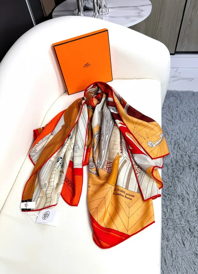 Hermès Beige Rouge Illustré Motif Architectural Jeu de Cartes Détail Foulard de Soie 7