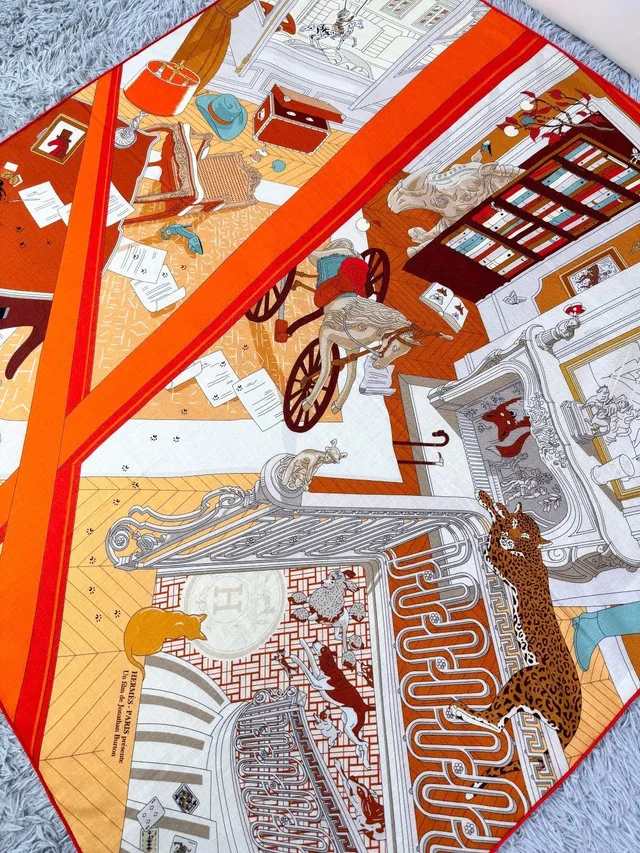 Hermès Beige Rouge Illustré Motif Architectural Jeu de Cartes Détail Foulard de Soie 8