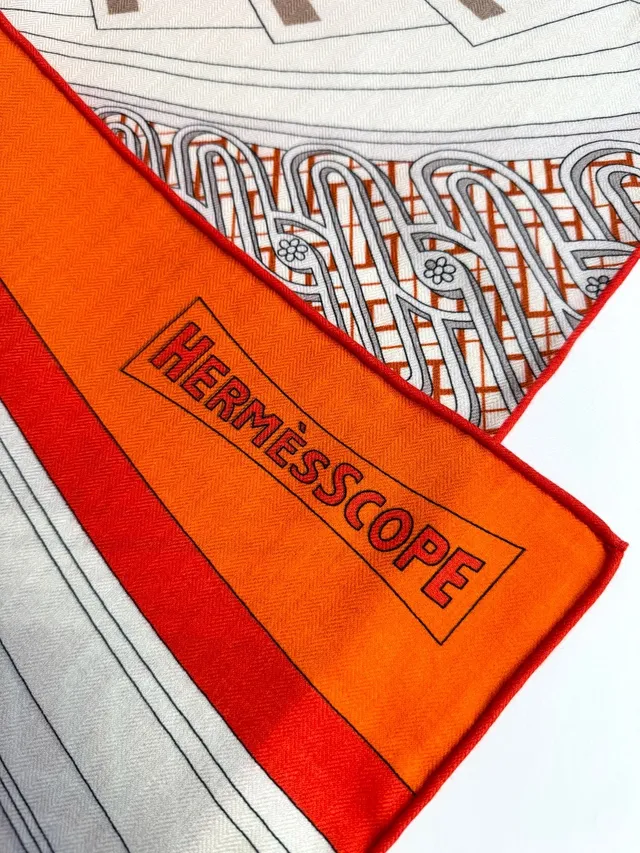 Hermès Beige Rouge Illustré Motif Architectural Jeu de Cartes Détail Foulard de Soie 9