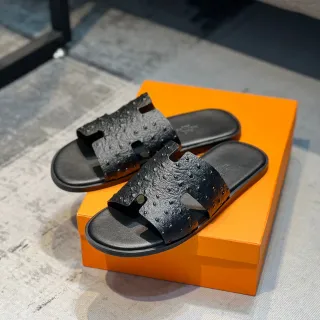 Hermès Slippers de Couro Texturizado de Avestruz com Tira em Forma de H Pretas