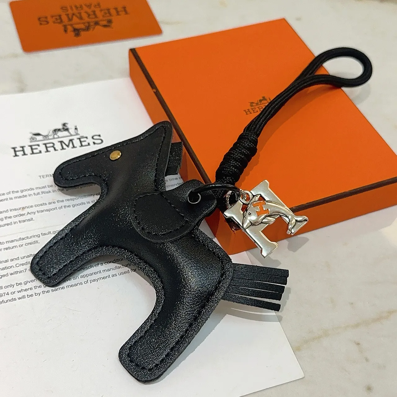 Hermès Sac à main en cuir texturé avec silhouette de tête de cheval en noir et argent 4
