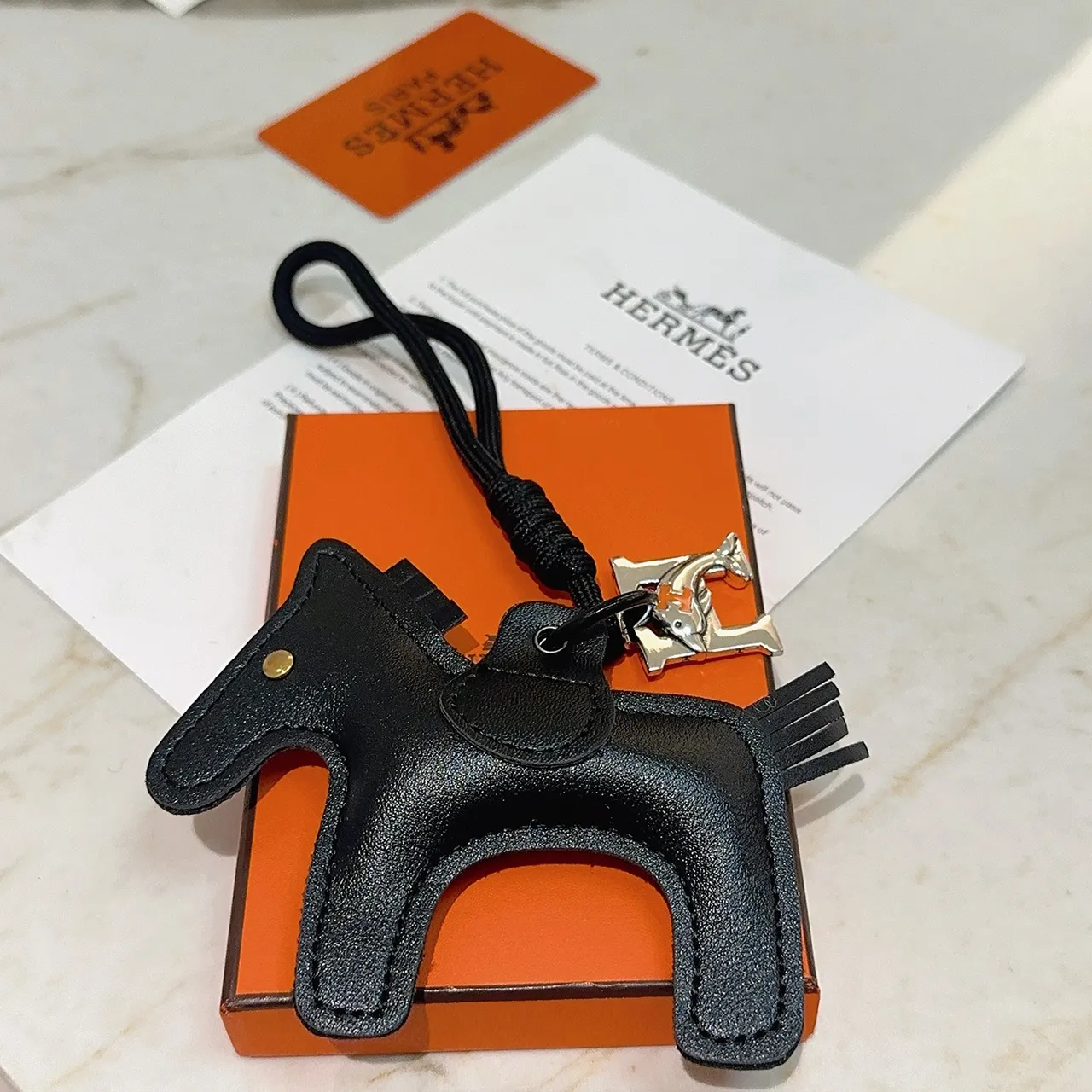 Hermès Sac à main en cuir texturé avec silhouette de tête de cheval en noir et argent 6