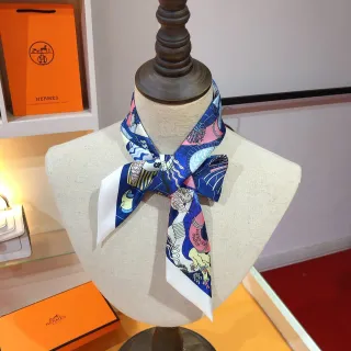 Hermès नीली बहुरंगी मुद्रित पौराणिक चित्रण सिल्क स्कार्फ