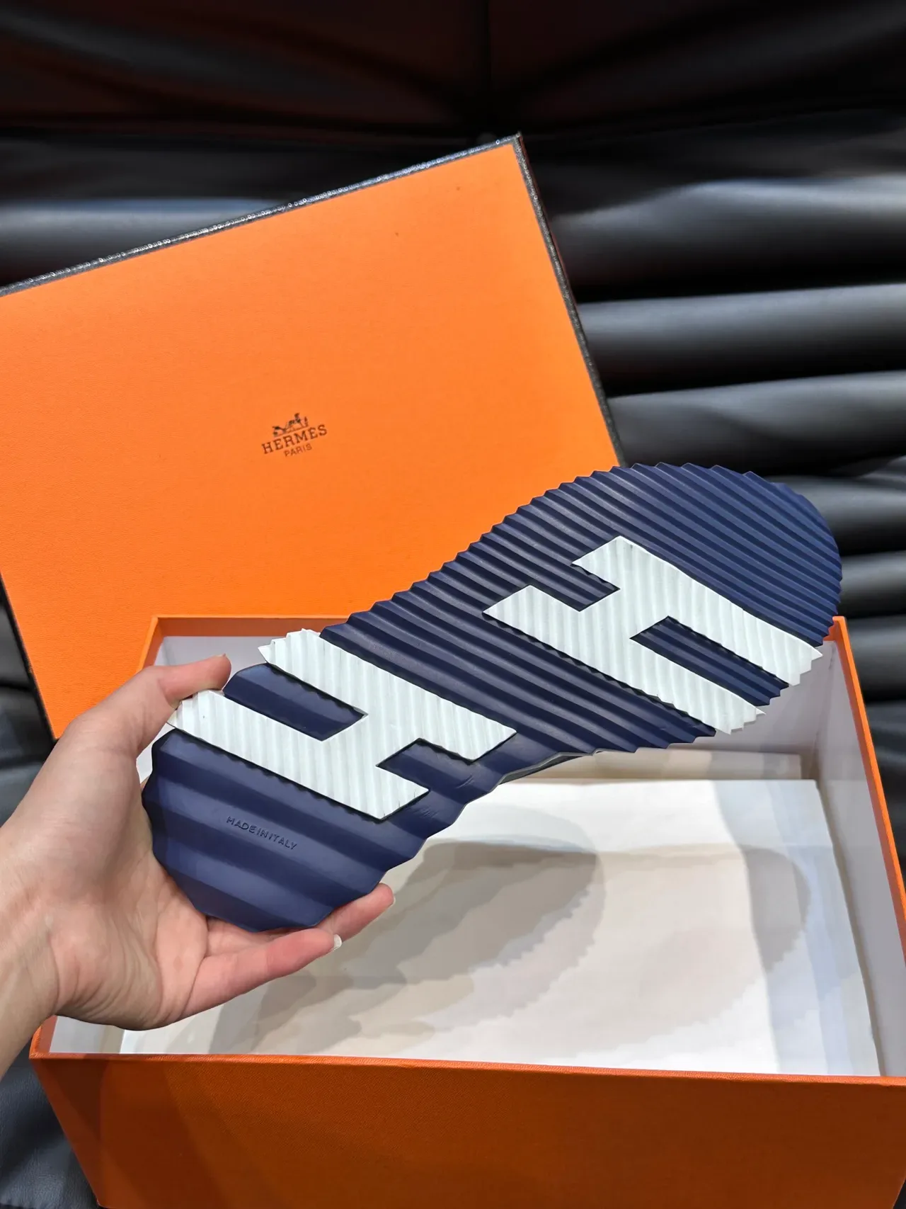 Hermès Chaussures Lifestyle Bleu Blanc Suela Sculptée avec Reliefs Malla et Daim Supérieur 2