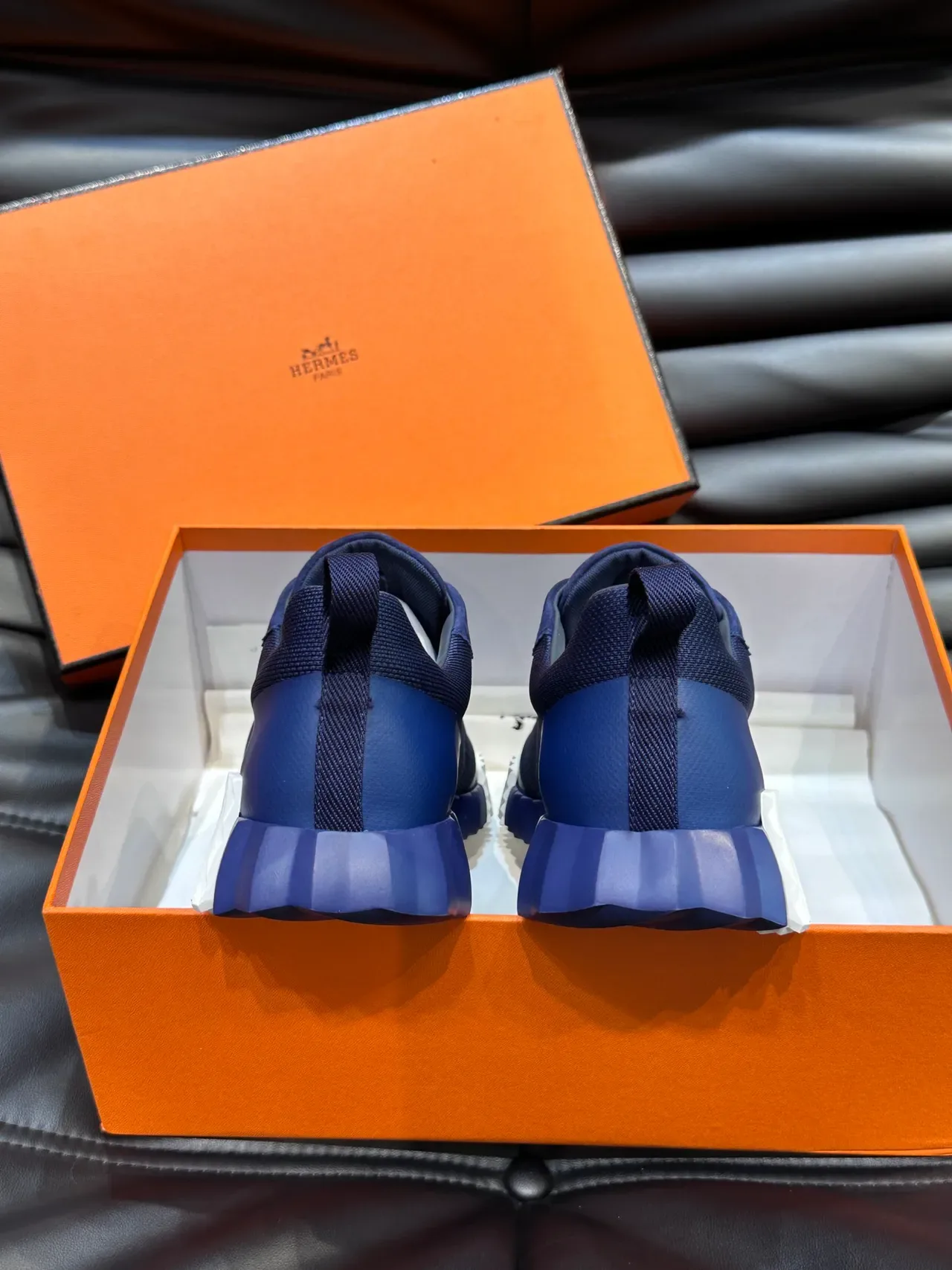 Hermès Chaussures Lifestyle Bleu Blanc Suela Sculptée avec Reliefs Malla et Daim Supérieur 3