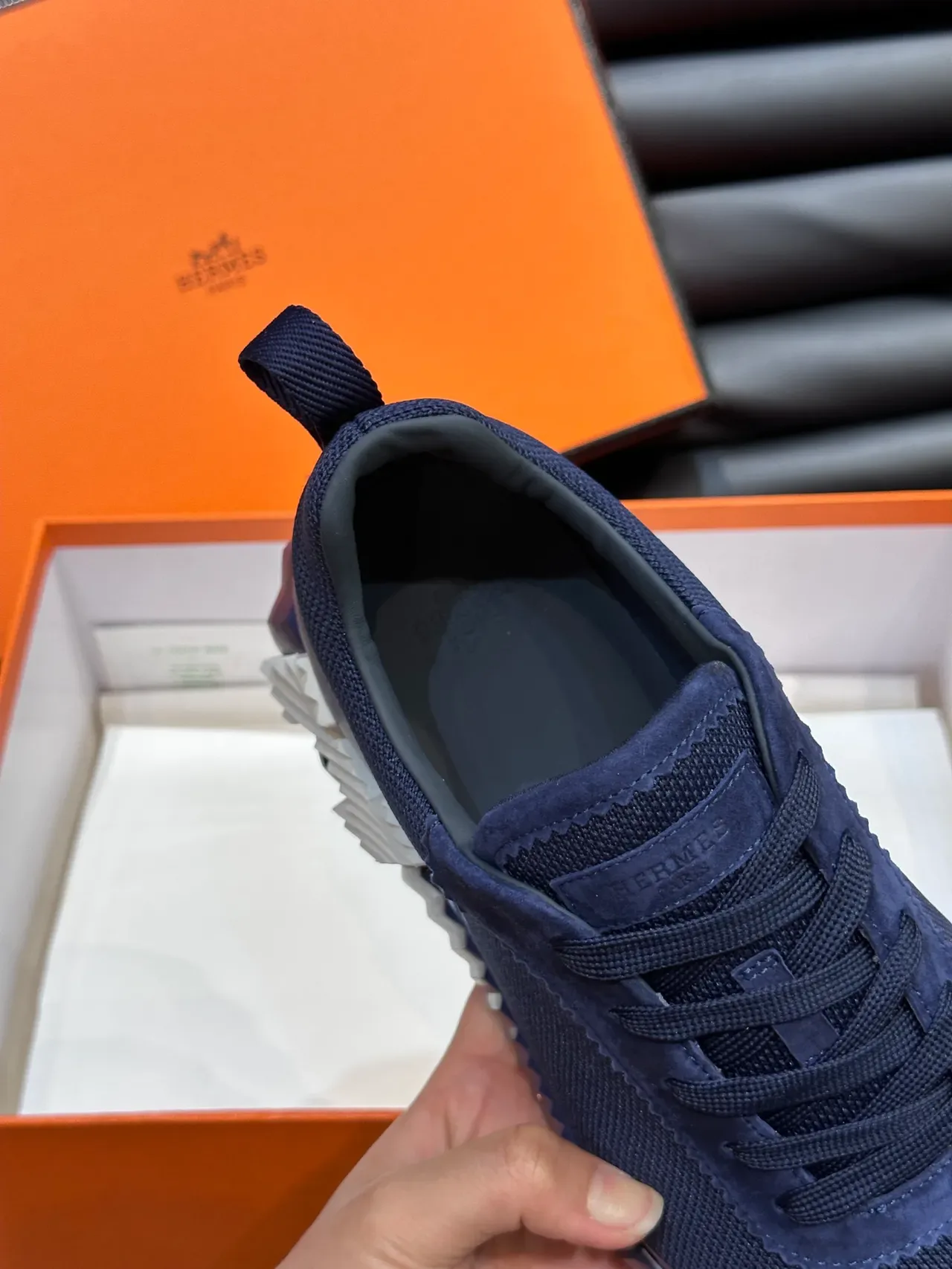 Hermès Chaussures Lifestyle Bleu Blanc Suela Sculptée avec Reliefs Malla et Daim Supérieur 4
