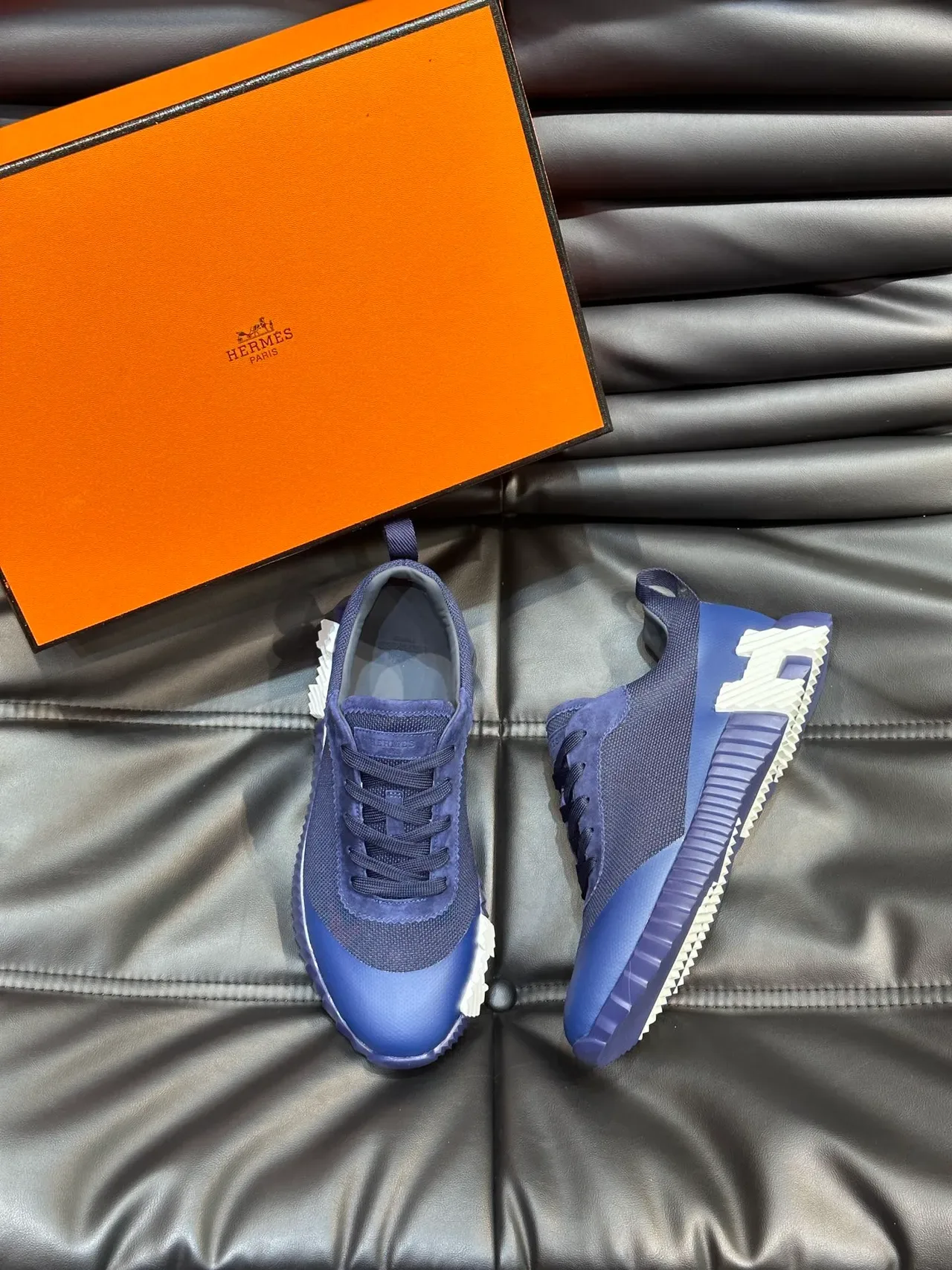 Hermès Chaussures Lifestyle Bleu Blanc Suela Sculptée avec Reliefs Malla et Daim Supérieur 5