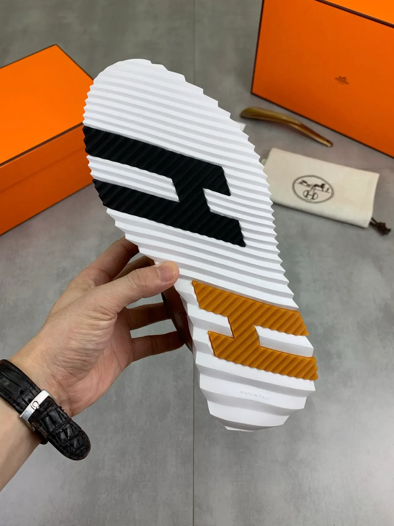 Hermès Sneakers Lifestyle Marron Blanc Tan Cuir Et Daim Lacets Plans 3