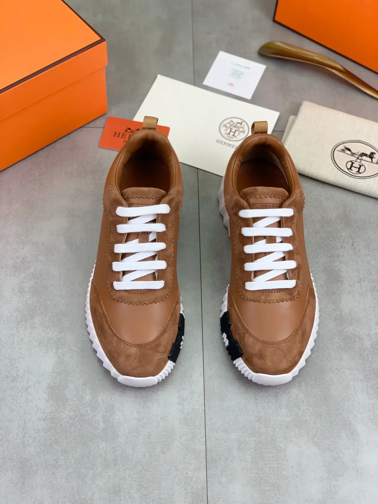 Hermès Sneakers Lifestyle Marron Blanc Tan Cuir Et Daim Lacets Plans 4