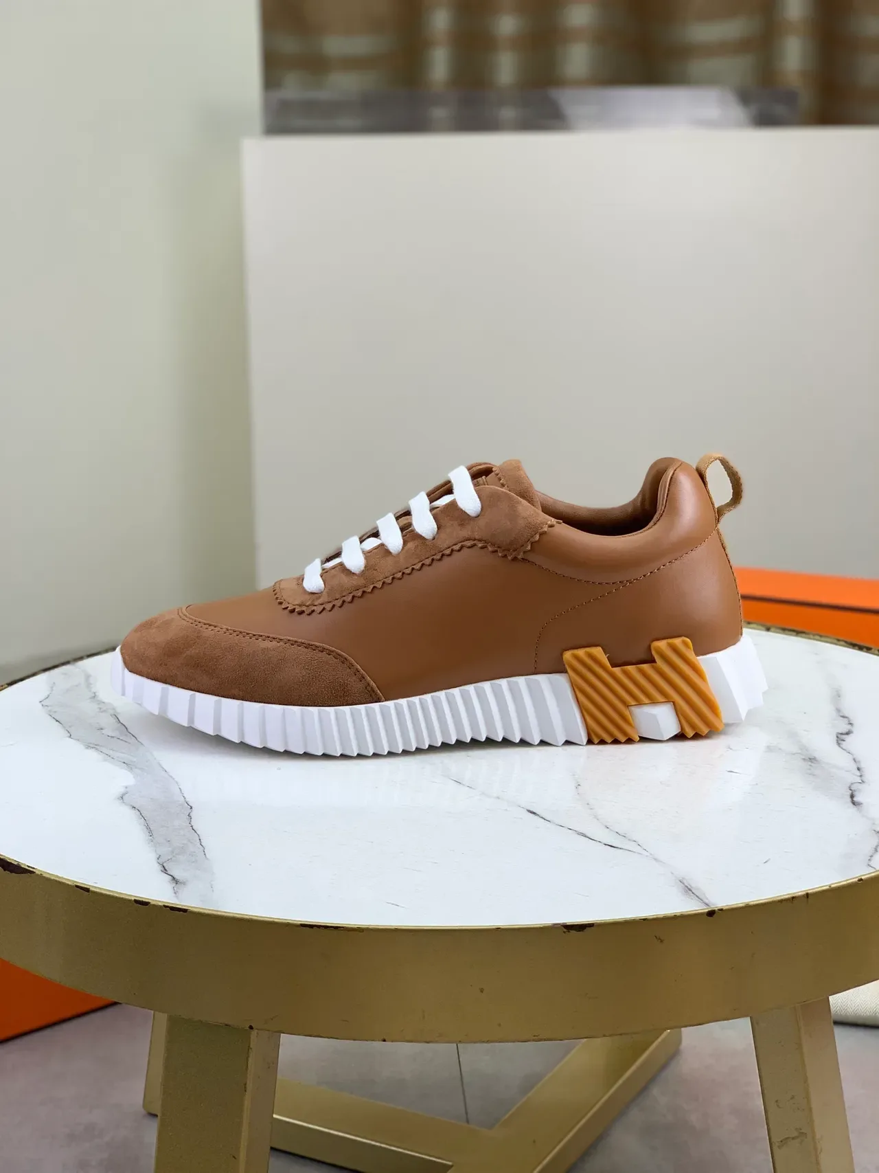 Hermès Sneakers Lifestyle Marron Blanc Tan Cuir Et Daim Lacets Plans 5