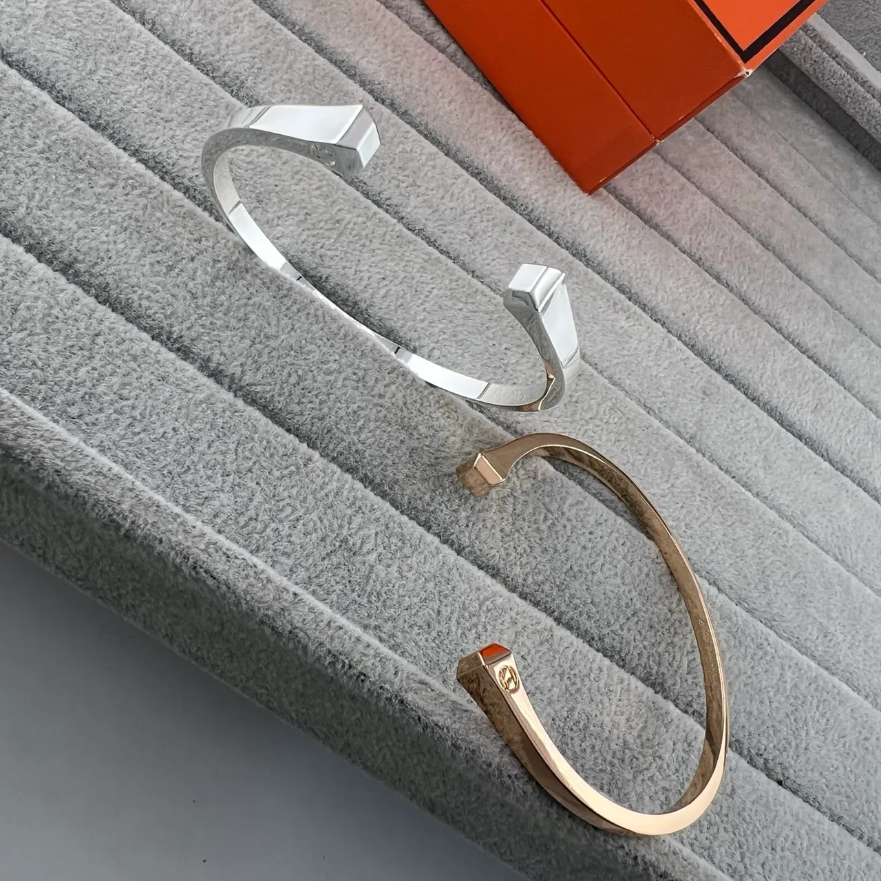 Hermès Colar de Cão Prata e Dourado Geométrico Facetado Extremidades Pulseira Aberta com Punho 6
