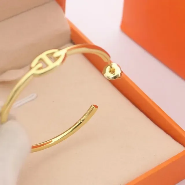 أقراط حلقية Hermès ذهبية ومينا أحمر 2