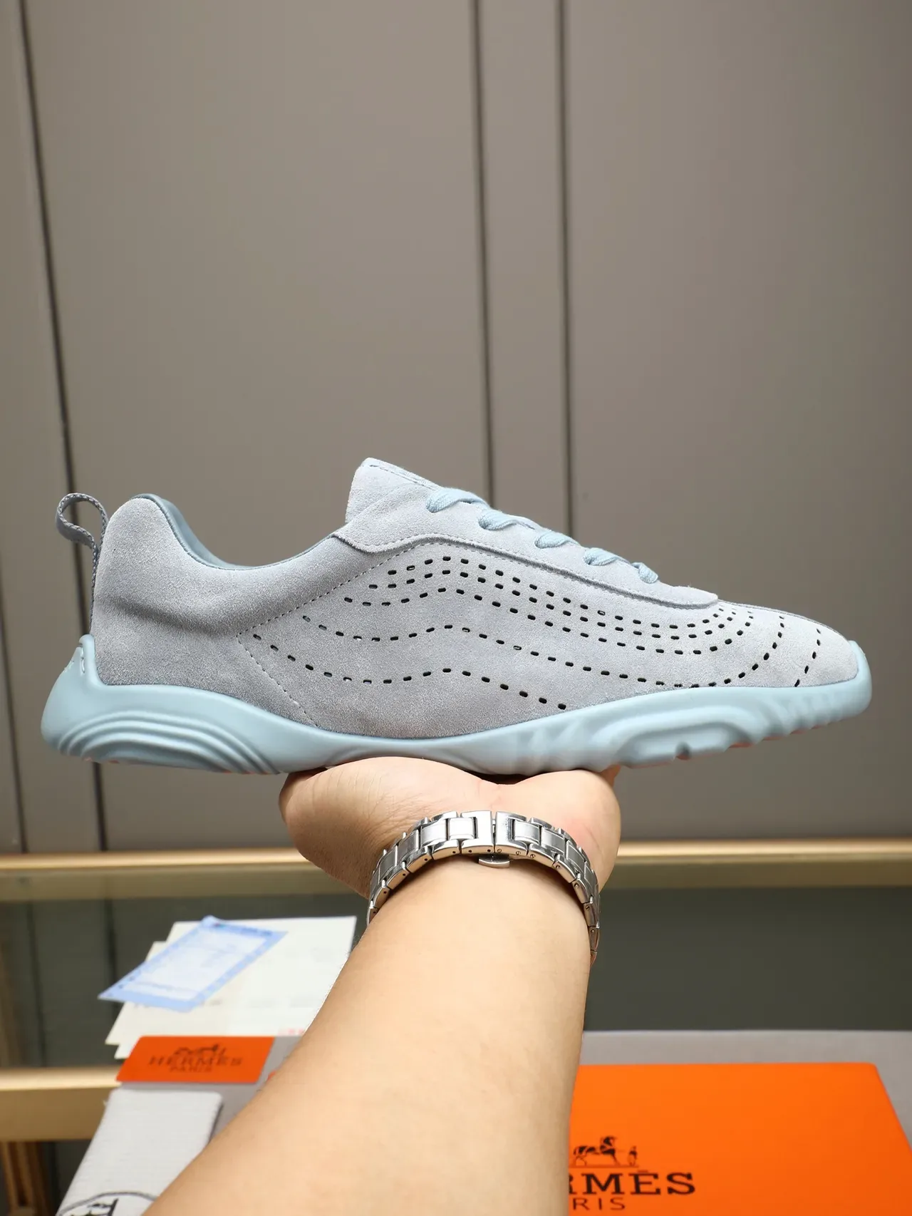 Hermès Gris Bleu Perforé Motif de Vague Daim Bloqué de Couleurs Accents Pâles Sneakers Lifestyle 1