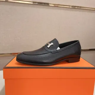 Hermès H काला पेबल्ड लेदर स्लिप-ऑन लोफर