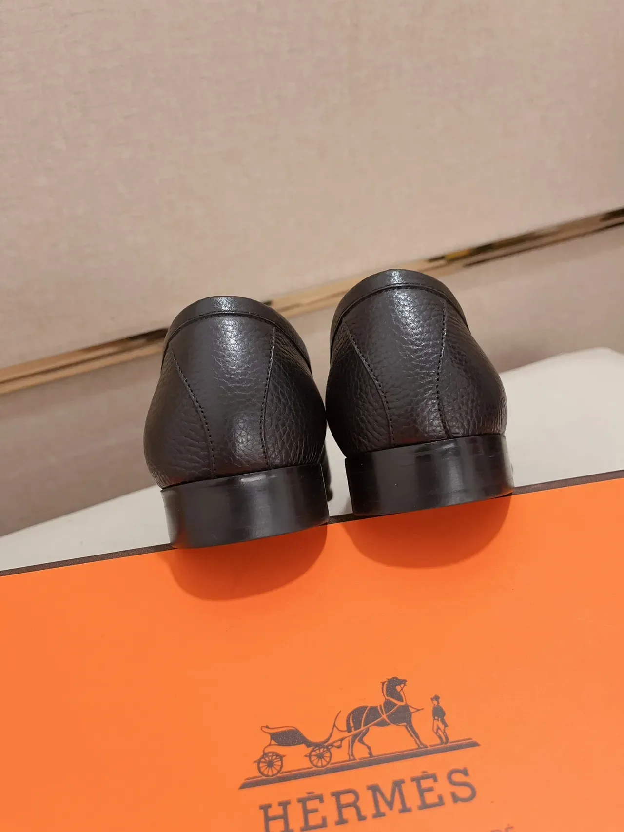 Hermès H काला पेबल्ड लेदर स्लिप-ऑन लोफर 3