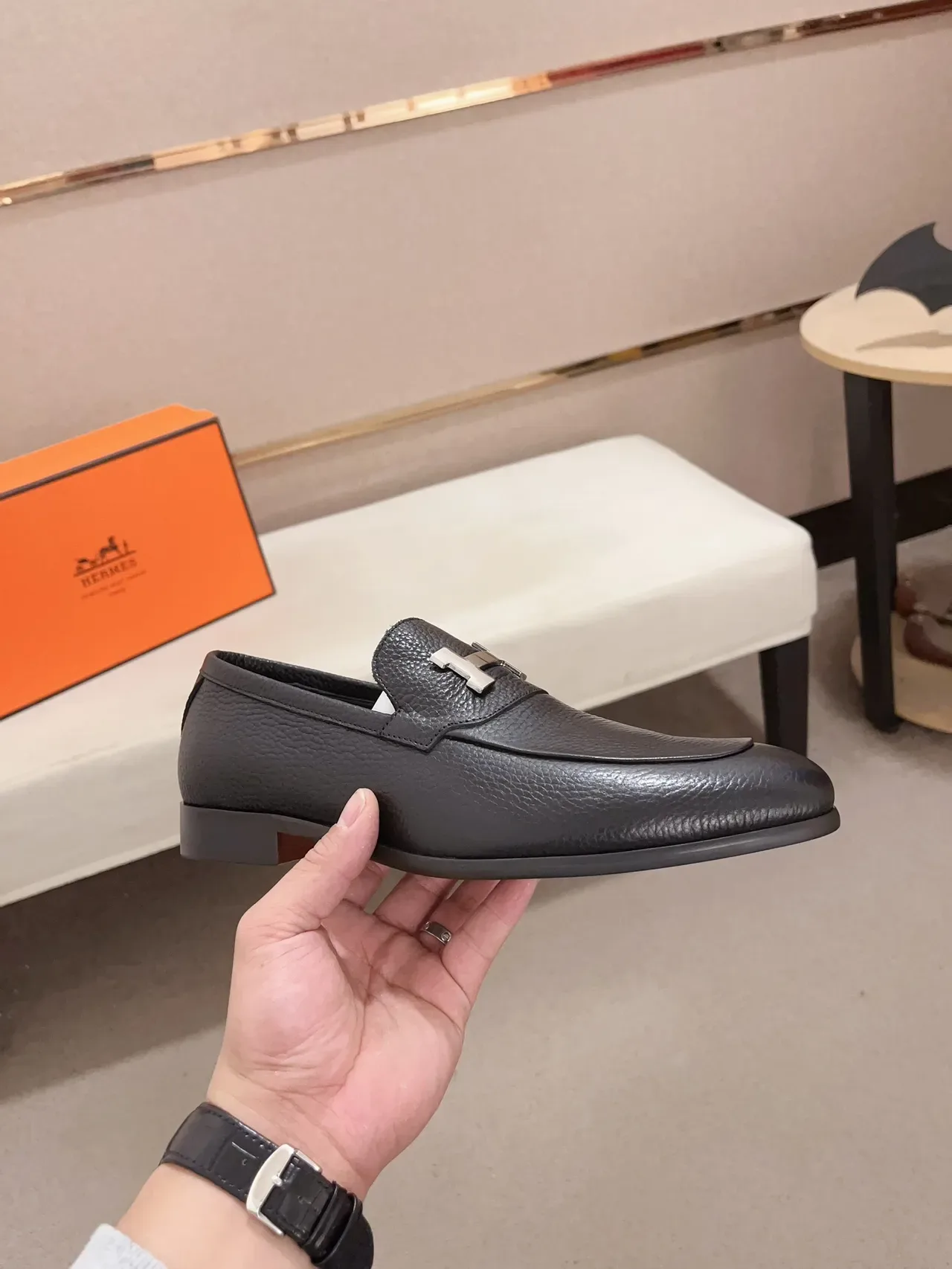 Hermès H काला पेबल्ड लेदर स्लिप-ऑन लोफर 4