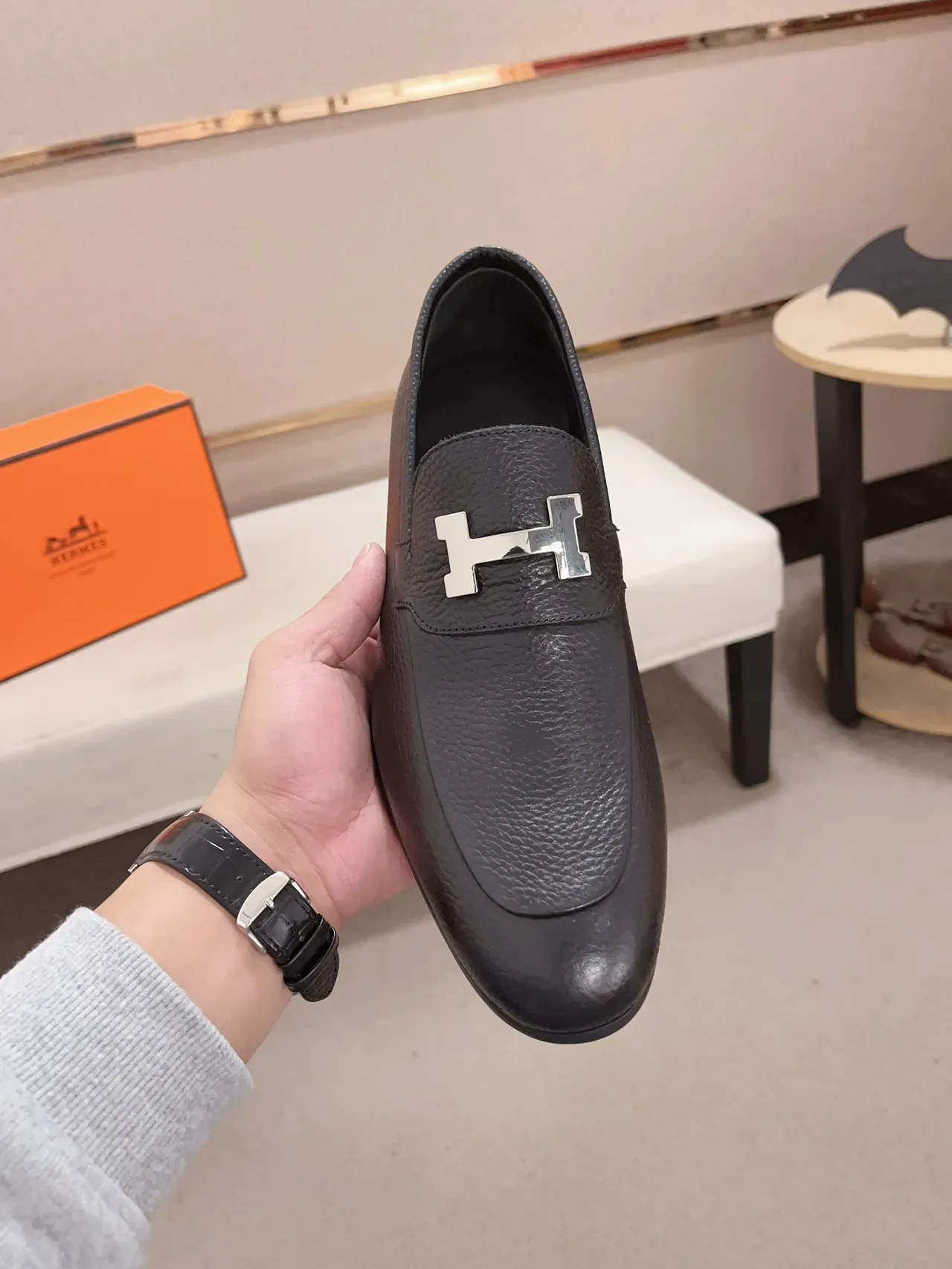 Hermès H काला पेबल्ड लेदर स्लिप-ऑन लोफर 5