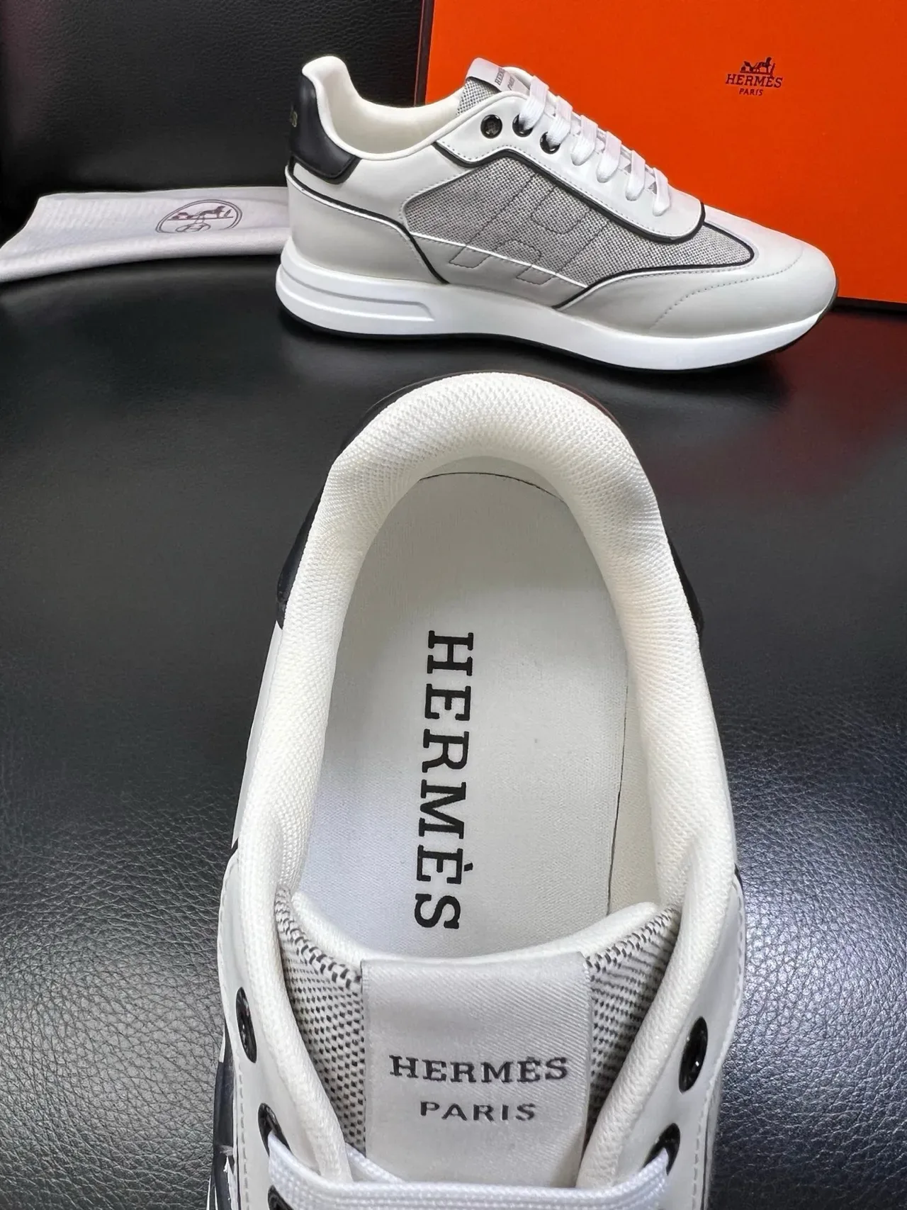 Hermès H-Run Style sneakers lifestyle couleur off-white et noir 4