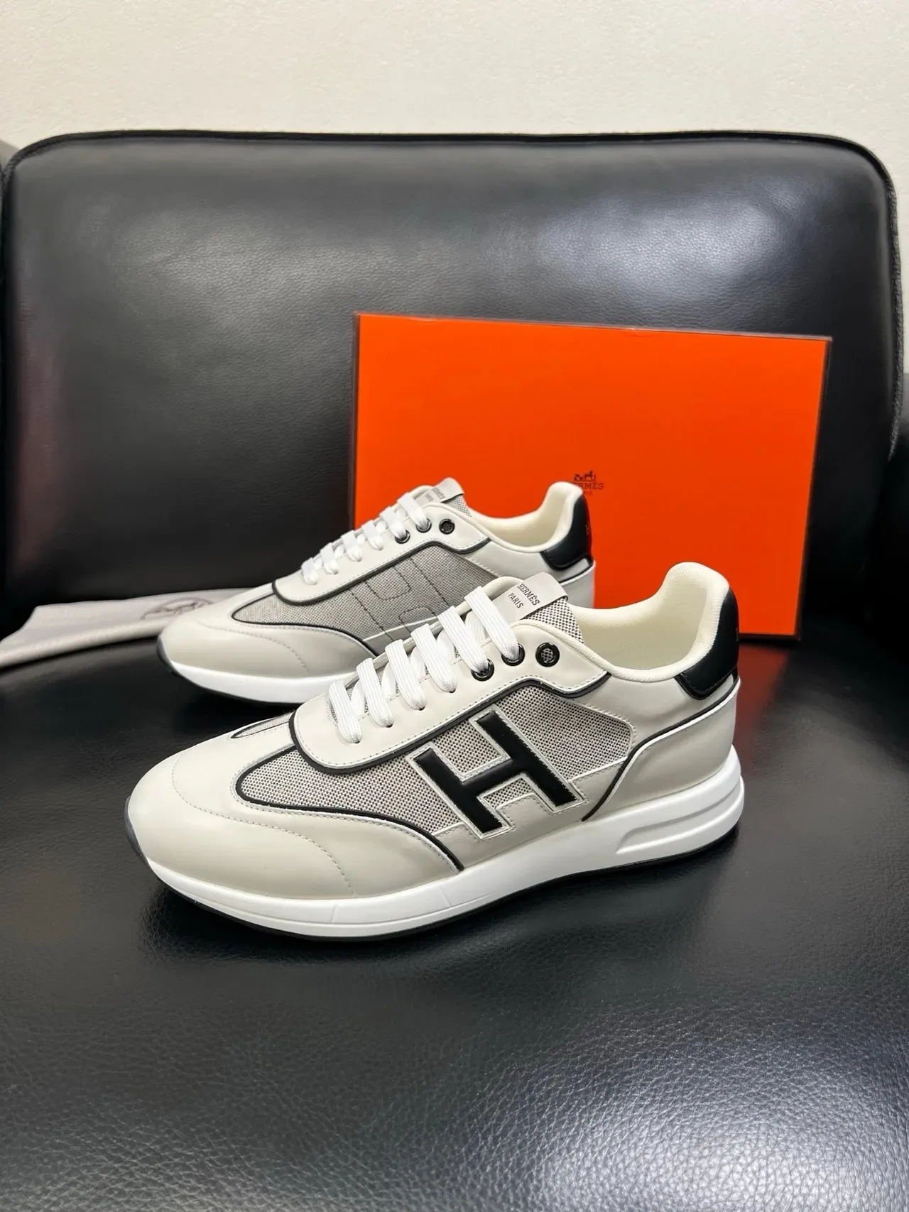 Hermès H-Run Style sneakers lifestyle couleur off-white et noir 5