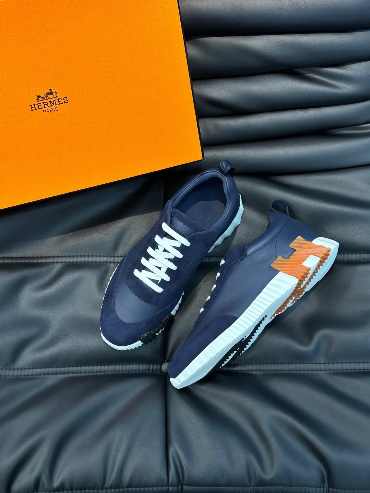 Hermès Sneakers Lifestyle Navy Blanc Daim et Cuir Lacets Plates 2