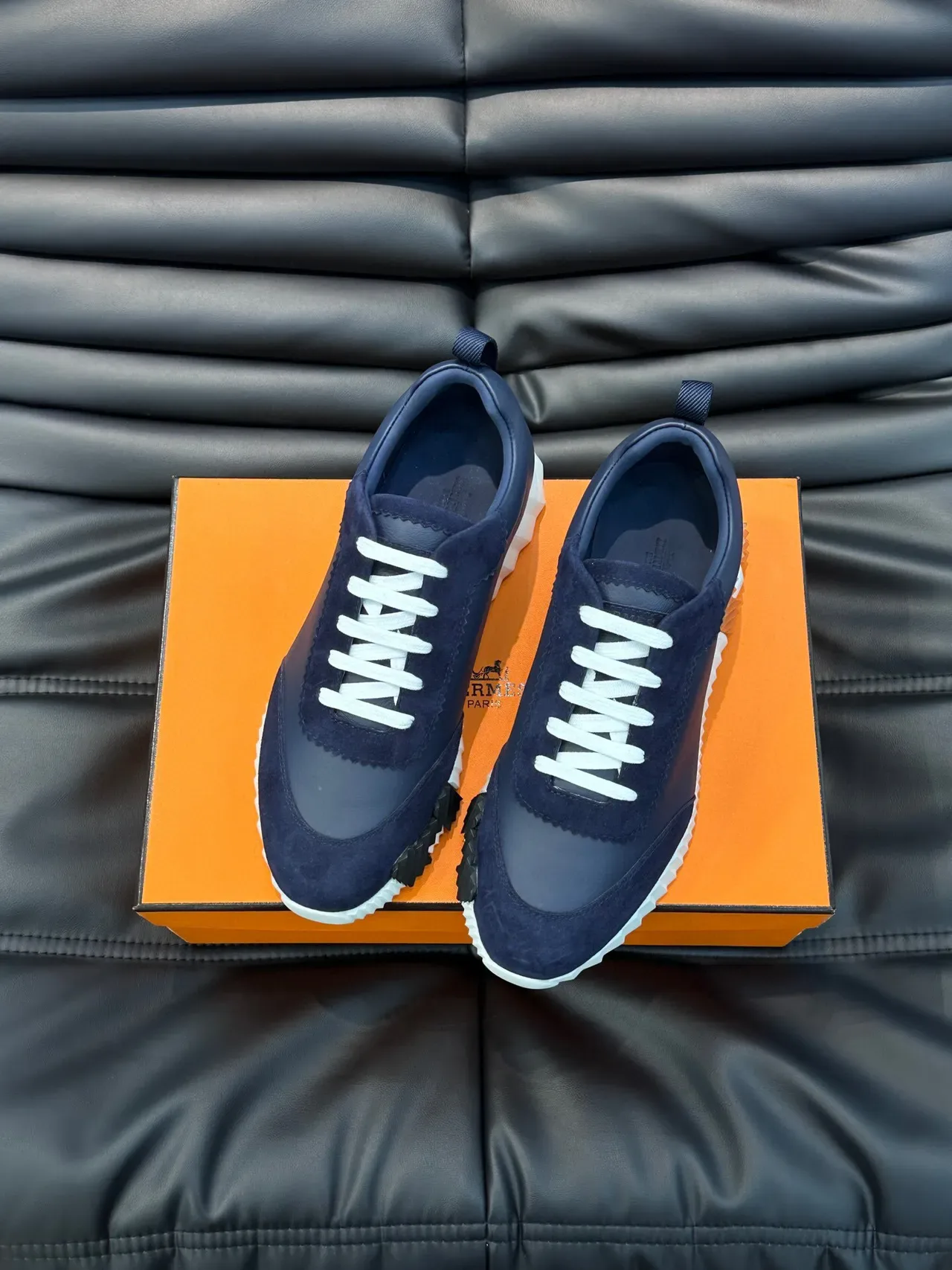 Hermès Sneakers Lifestyle Navy Blanc Daim et Cuir Lacets Plates 3
