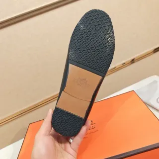 Hermès Oran ब्लैक लेदर गोल्ड H-बकल लोफर्स
