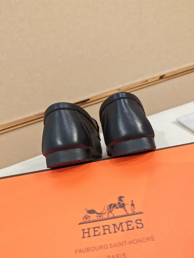 Hermès Oran ब्लैक लेदर गोल्ड H-बकल लोफर्स 2