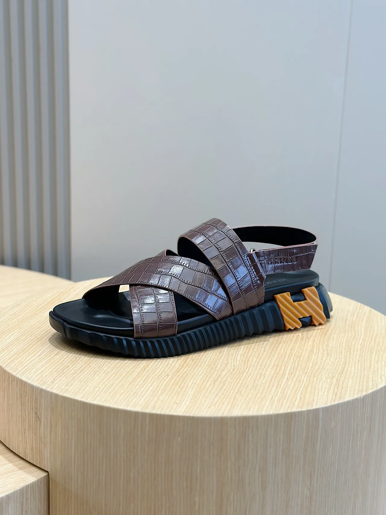 Hermès Oran Sandales casuales en cuir marron noir estampé crocodile avec brides croisées 2
