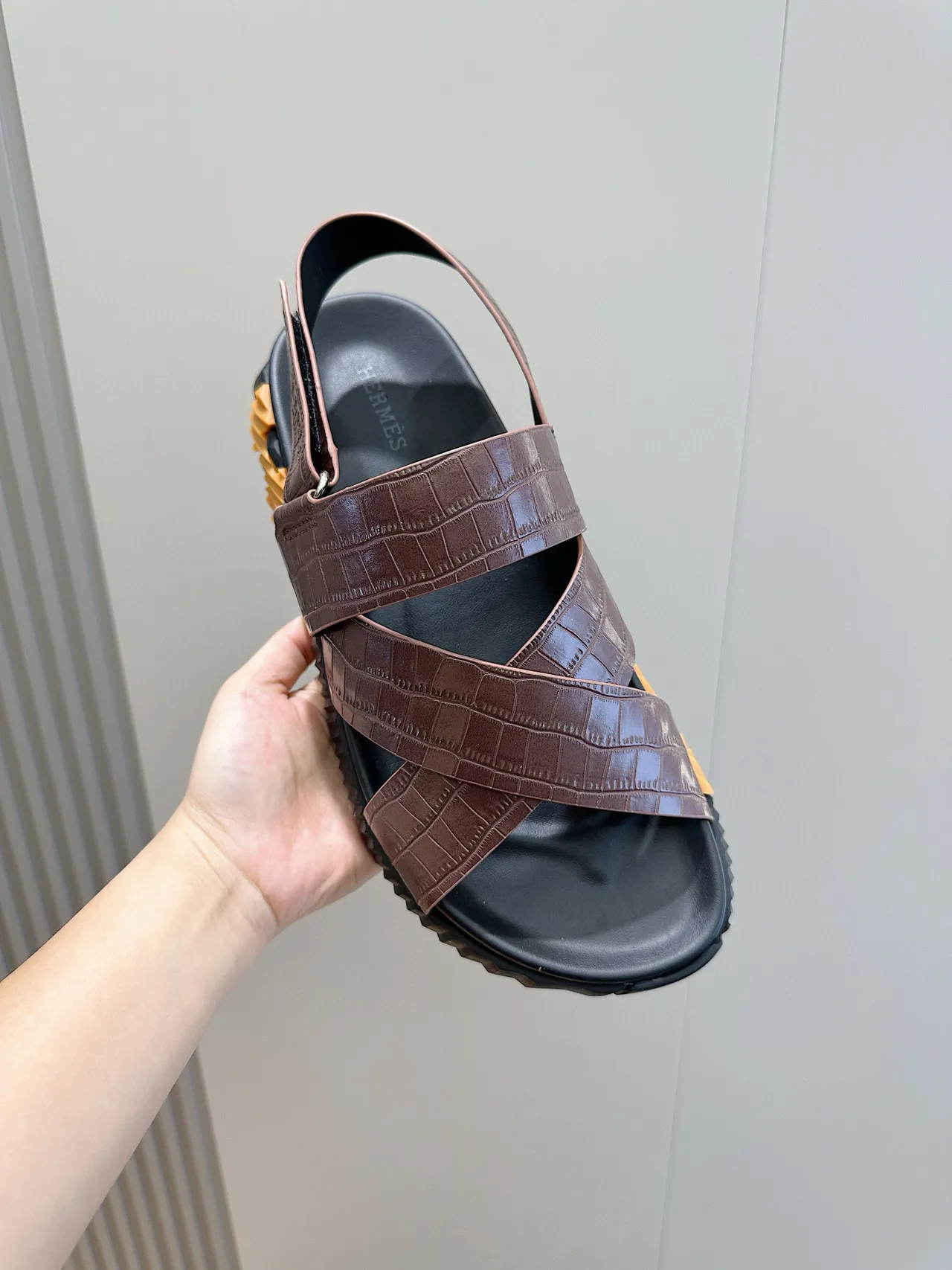 Hermès Oran Sandales casuales en cuir marron noir estampé crocodile avec brides croisées 3