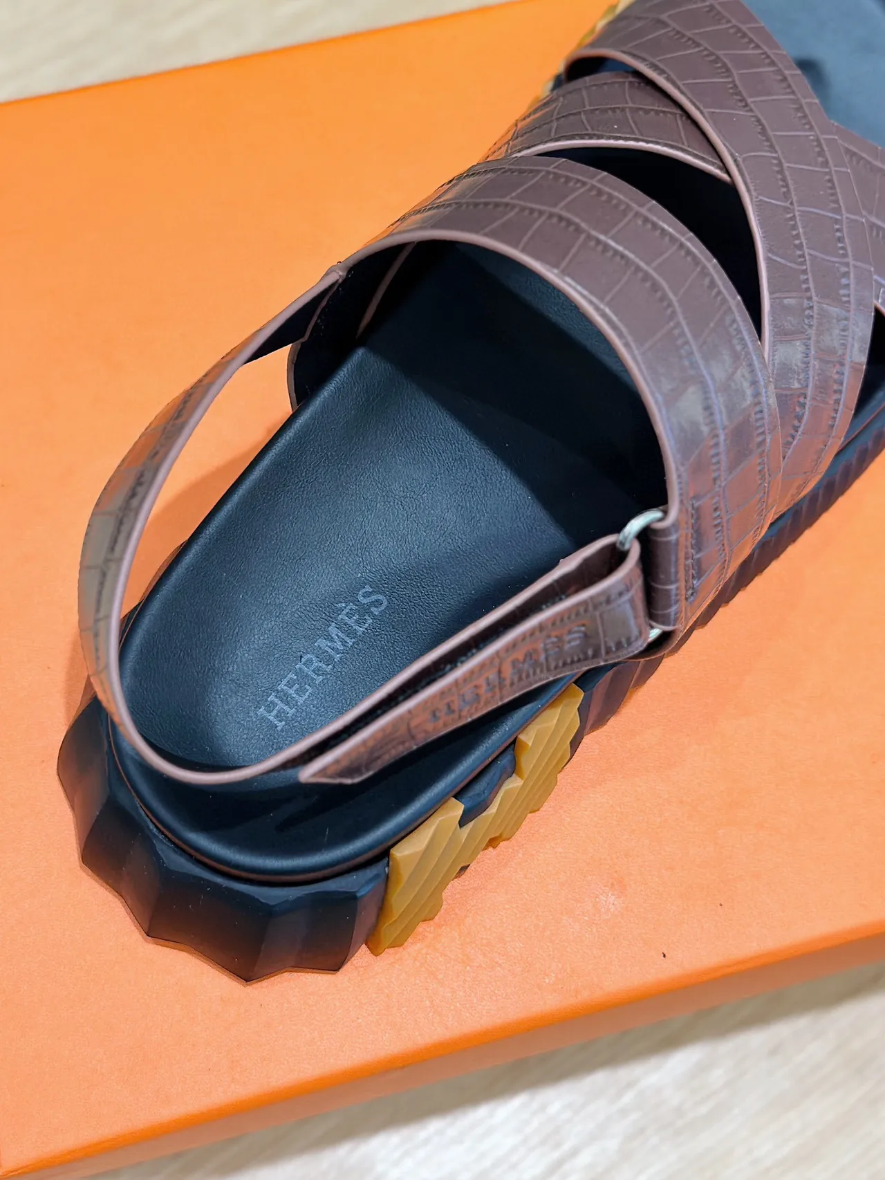 Hermès Oran Sandales casuales en cuir marron noir estampé crocodile avec brides croisées 5