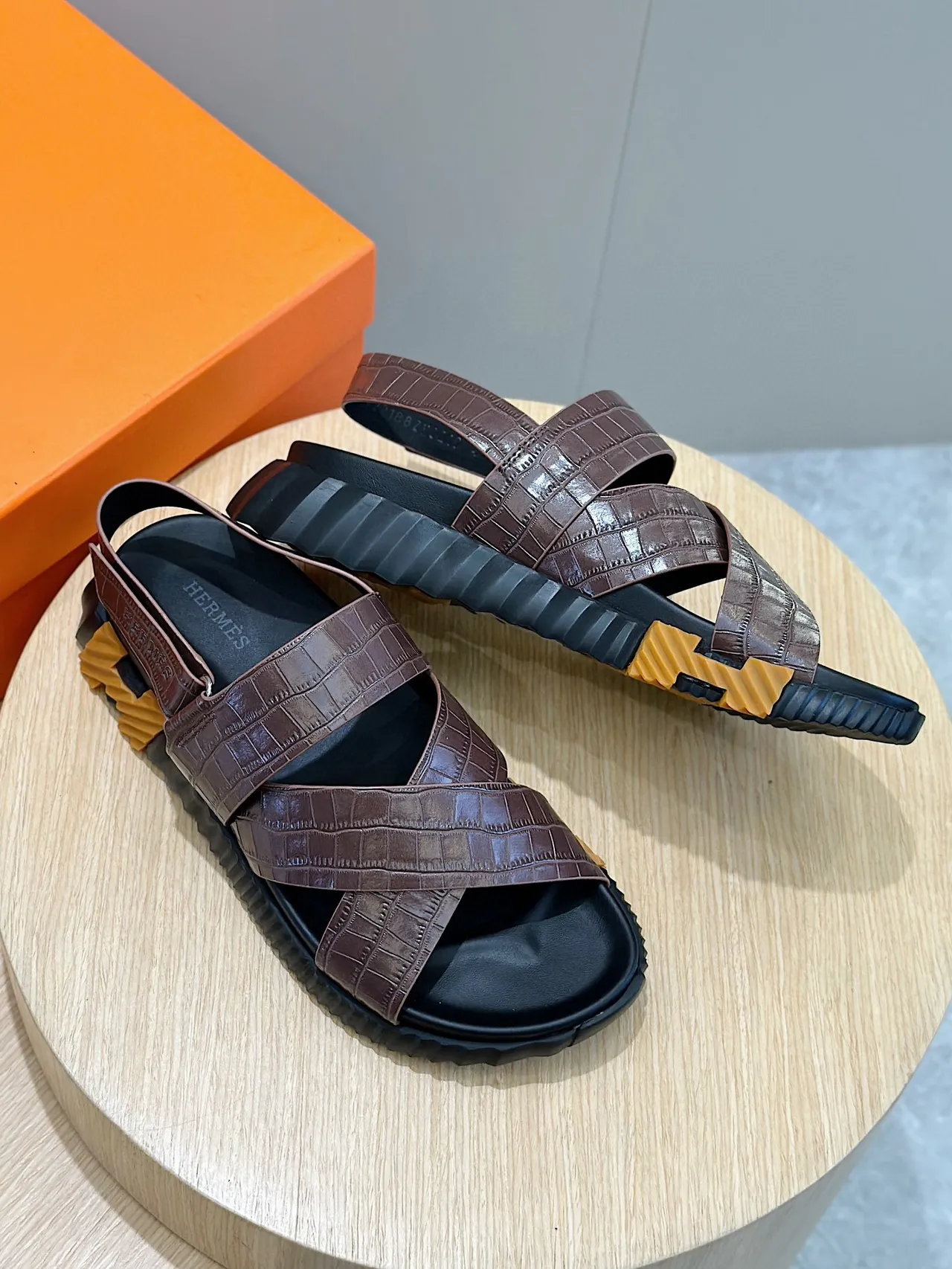 Hermès Oran Sandales casuales en cuir marron noir estampé crocodile avec brides croisées 7
