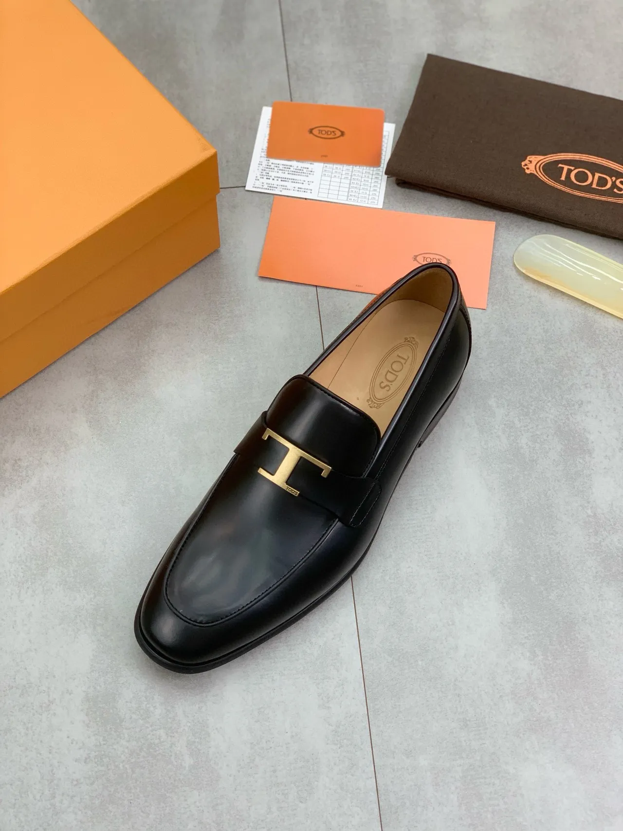 Hermès Oran Mocassim Couro preto polido fivela dourada H Mocassins 4