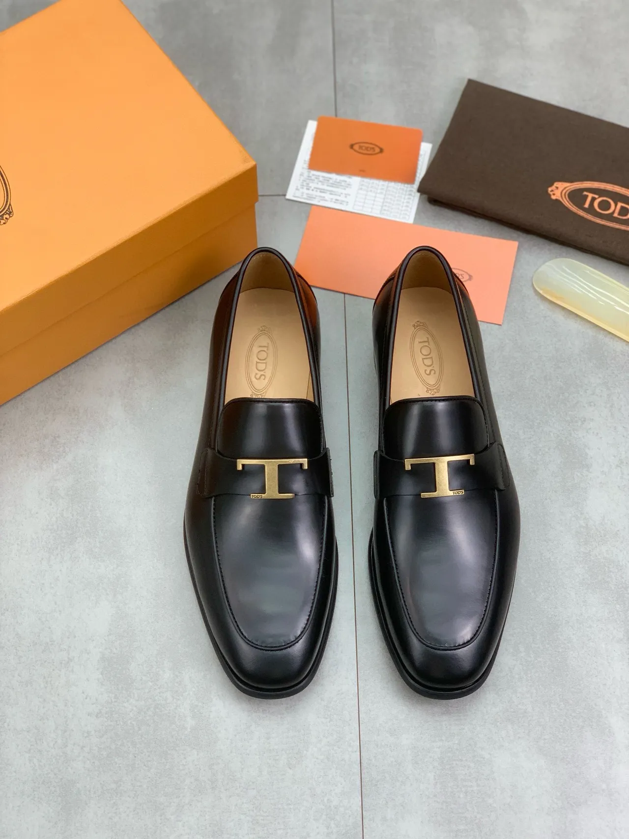 Hermès Oran Mocassim Couro preto polido fivela dourada H Mocassins 5