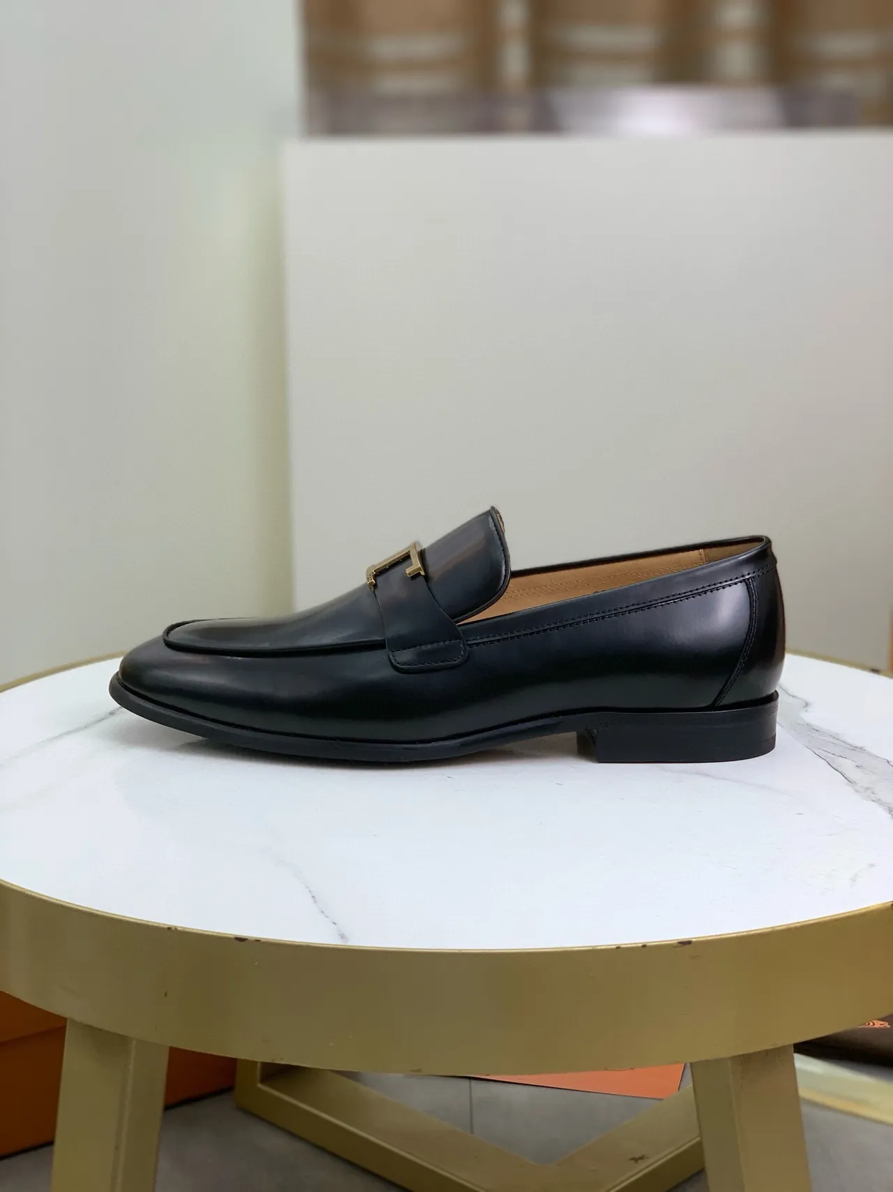 Hermès Oran Mocassim Couro preto polido fivela dourada H Mocassins 6