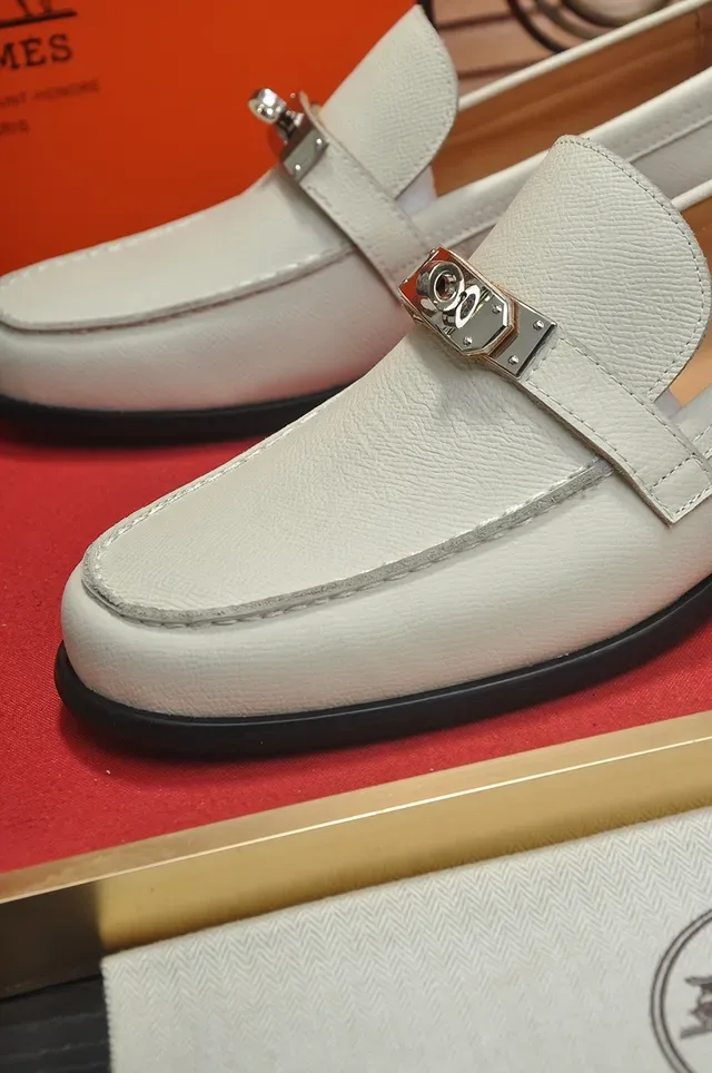 Hermès Oran Mocassins Crème Cuir Texturé Boucle Métallique 2