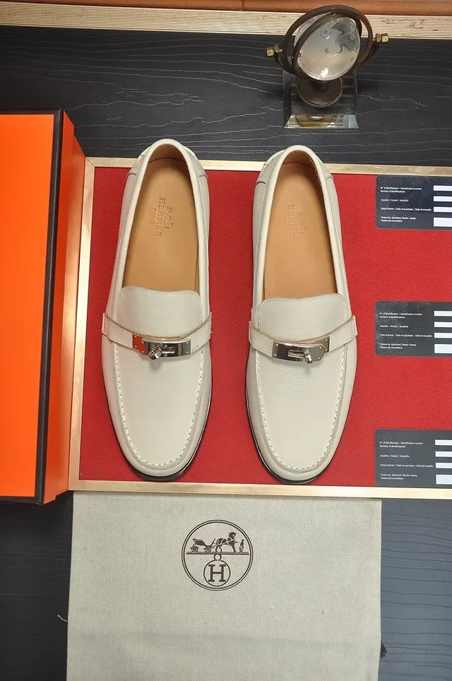 Hermès Oran Mocassins Crème Cuir Texturé Boucle Métallique 5