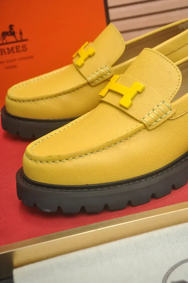 Hermès Oran Mocasins Jaune Cuir Texturé H-Hardware Semelle à Crampons 2