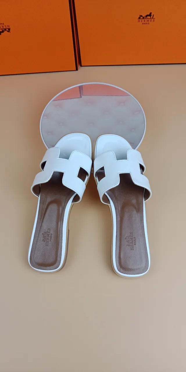 Hermès Oran Slide सफेद पेटेंट लेदर स्लिपर्स 2